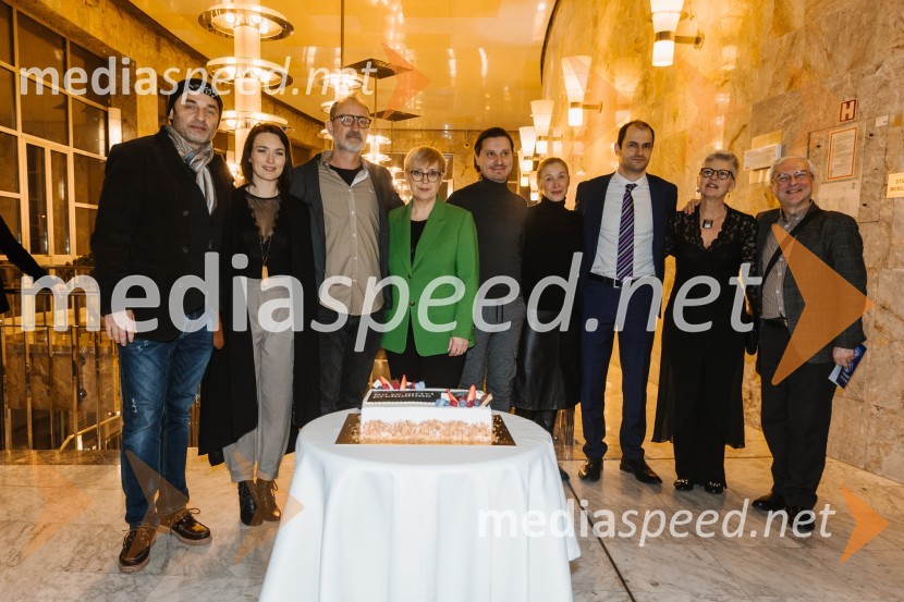  Gorazd Jakomini, igralec ;  Arna  Hadžialjević, igralka;  Blaž Valič, igralec; dr. Nataša Pirc Musar, predsednica Republike Slovenije;  Stiliyan Petrov, režiser;  Helena Peršuh, igralka;  Krasimir Bojanov, veleposlanik Republike Bolgarije v Sloveniji;  Mirjam Drnovšček, direktorica, SNG Nova Gorica;  Ljudmil Dimitrov, lektorPremiera Ko se mrtvi prebudimo, SNG Nova Gorica