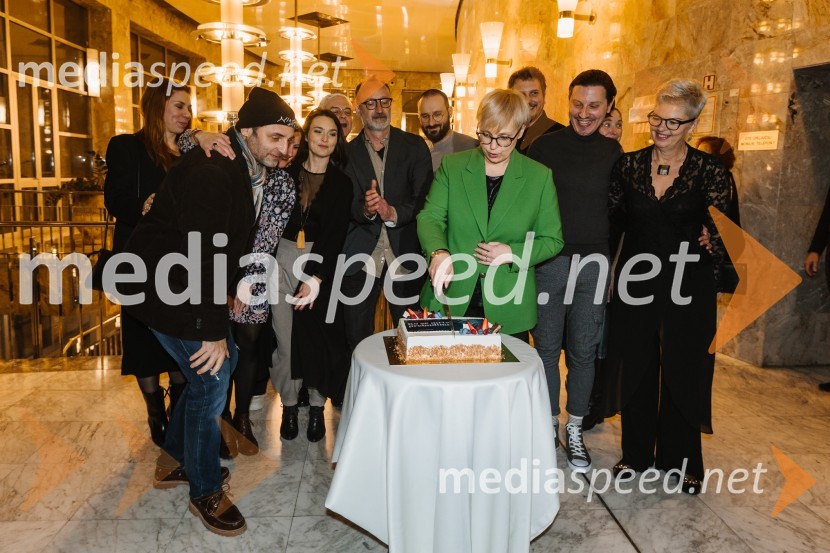  Gorazd Jakomini, igralec ;  Arna  Hadžialjević, igralka;  Blaž Valič, igralec;  Darjan Mihajlović Cerar, scenograf; dr. Nataša Pirc Musar, predsednica Republike Slovenije;  Stiliyan Petrov, režiser;  Mirjam Drnovšček, direktorica, SNG Nova GoricaPremiera Ko se mrtvi prebudimo, SNG Nova Gorica