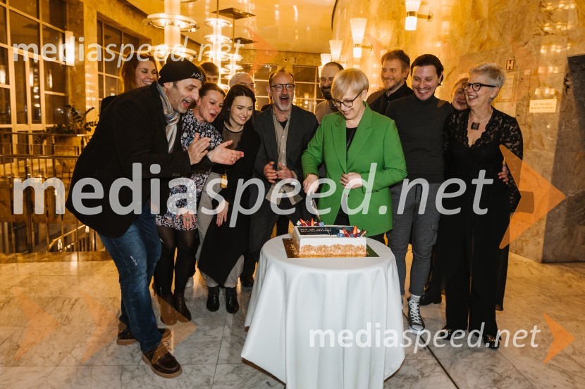  Gorazd Jakomini, igralec ;  ... ;  Arna  Hadžialjević, igralka;  Blaž Valič, igralec; dr. Nataša Pirc Musar, predsednica Republike Slovenije;  Marko Bratuš, umetniški vodja SNG Nova Gorica;  Stiliyan Petrov, režiser;  Mirjam Drnovšček, direktorica, SNG Nova GoricaPremiera Ko se mrtvi prebudimo, SNG Nova Gorica