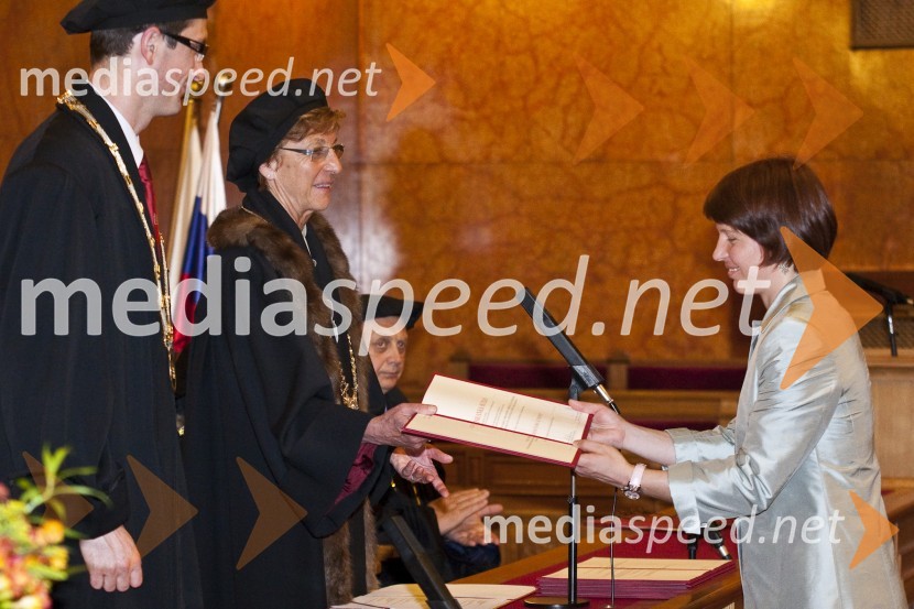 Prof. dr. Stanislav Gobec, dekan Fakultete za farmacijo Univerze v Ljubljani, prof. dr. Andreja Kocijančič, rektorica Univerze v Ljubljani in dr. Branka Rozman, Fakulteta za farmacijo Univerze v LjubljaniPromocija doktorjev znanosti Univerze v Ljubljani, 19. maj 2009