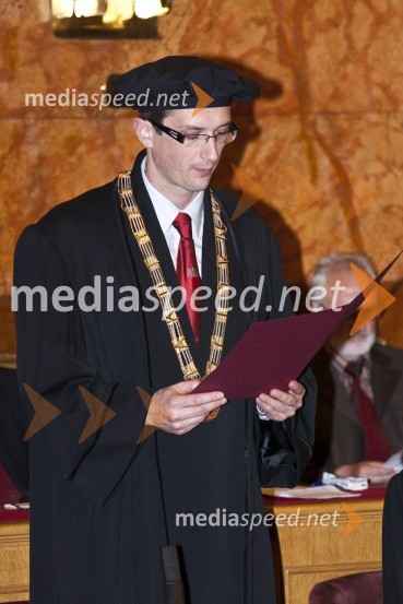 Prof. dr. Stanislav Gobec, dekan Fakultete za farmacijo Univerze v LjubljaniPromocija doktorjev znanosti Univerze v Ljubljani, 19. maj 2009