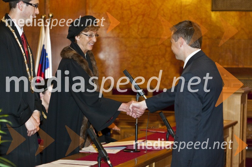 Prof. dr. Andreja Kocijančič, rektorica Univerze v Ljubljani in dr. Zvone Simončič, Fakulteta za farmacijo Univerze v LjubljaniPromocija doktorjev znanosti Univerze v Ljubljani, 19. maj 2009