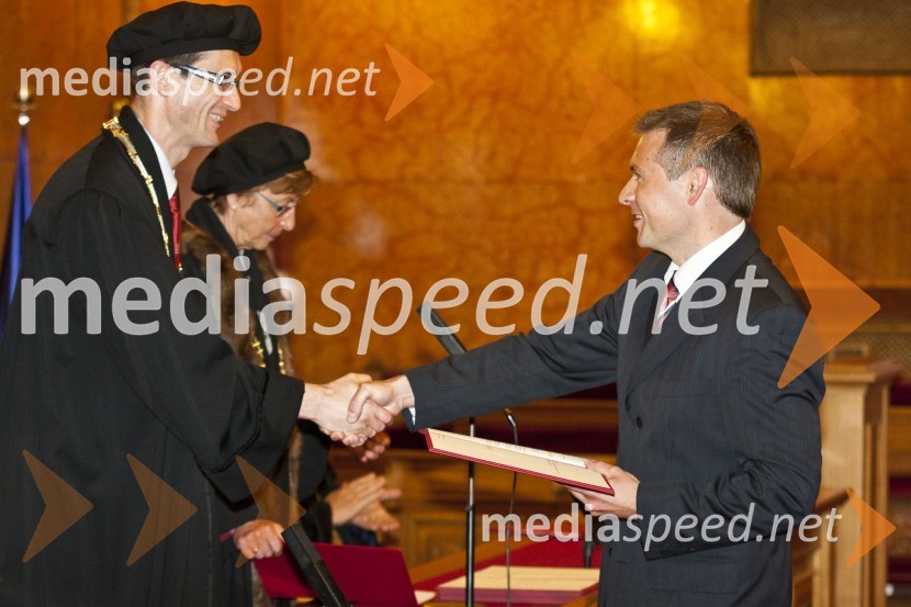 Prof. dr. Stanislav Gobec, dekan Fakultete za farmacijo Univerze v Ljubljani in dr. Zvone Simončič, Fakulteta za farmacijo Univerze v LjubljaniPromocija doktorjev znanosti Univerze v Ljubljani, 19. maj 2009