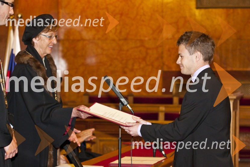 Prof. dr. Andreja Kocijančič, rektorica Univerze v Ljubljani in dr. Matej Sova, Fakulteta za farmacijo Univerze v LjubljaniPromocija doktorjev znanosti Univerze v Ljubljani, 19. maj 2009