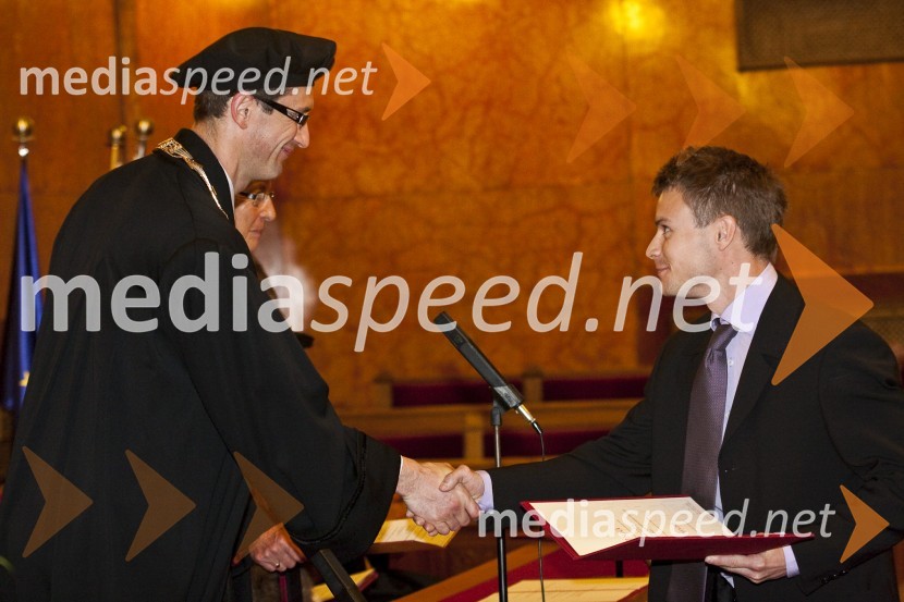 Prof. dr. Stanislav Gobec, dekan Fakultete za farmacijo Univerze v Ljubljani in dr. Matej Sova, Fakulteta za farmacijo Univerze v LjubljaniPromocija doktorjev znanosti Univerze v Ljubljani, 19. maj 2009