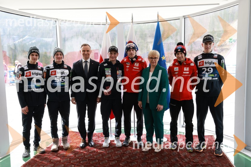  Matija Vidic, smučarski skakalec;  Domen Prevc, smučarski skakalec;  Andrzej Duda, predsednik Republike Poljske;  Anže Lanišek, smučarski skakalec;  Dawid Kubacki, smučarski skakalec (Poljska); dr. Nataša Pirc Musar, predsednica Republike Slovenije;  Kamil Stoch, smučarski skakalec (Poljska);  Žak Mogel, smučarski skakalecPlanica 2024, četrtek