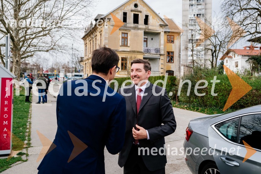  Matjaž Rakovec, župan Mestne občine Kranj; dr. Aleš Musar, lastnik Ruske dačeV Kranju postavili doprsni kip Prešernovega poljskega sodobnika