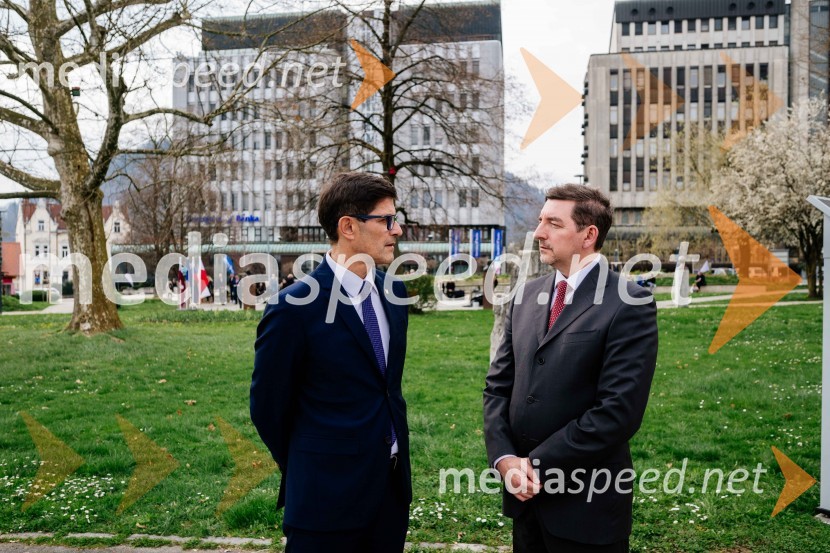  Matjaž Rakovec, župan Mestne občine Kranj; dr. Aleš Musar, lastnik Ruske dačeV Kranju postavili doprsni kip Prešernovega poljskega sodobnika