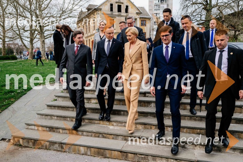 dr. Aleš Musar, lastnik Ruske dače;  Andrzej Duda, predsednik Republike Poljske;  Agata  Kornhauser-Duda;  Matjaž Rakovec, župan Mestne občine KranjV Kranju postavili doprsni kip Prešernovega poljskega sodobnika