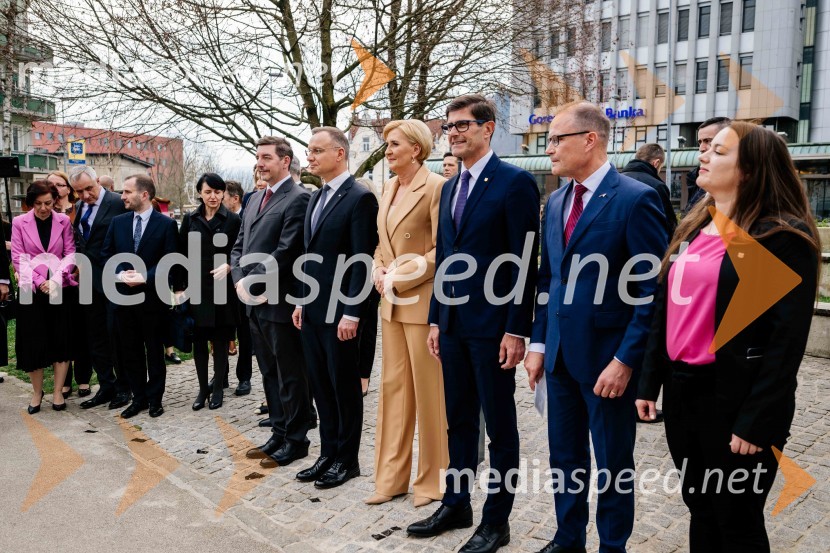 dr. Aleš Musar, lastnik Ruske dače;  Andrzej Duda, predsednik Republike Poljske;  Agata  Kornhauser-Duda;  Matjaž Rakovec, župan Mestne občine Kranj;  Jan Löwhagen, direktor, MAN Truck & Bus Slovenija, d. o. o;  Manja Zorko, podžupanja, Mestna občina KranjV Kranju postavili doprsni kip Prešernovega poljskega sodobnika