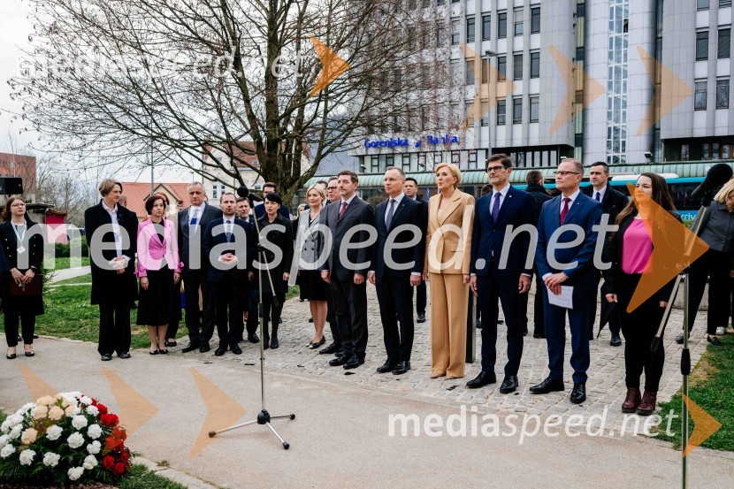 dr. Aleš Musar, lastnik Ruske dače;  Andrzej Duda, predsednik Republike Poljske;  Agata  Kornhauser-Duda;  Matjaž Rakovec, župan Mestne občine Kranj;  Jan Löwhagen, direktor, MAN Truck & Bus Slovenija, d. o. o;  ... V Kranju postavili doprsni kip Prešernovega poljskega sodobnika