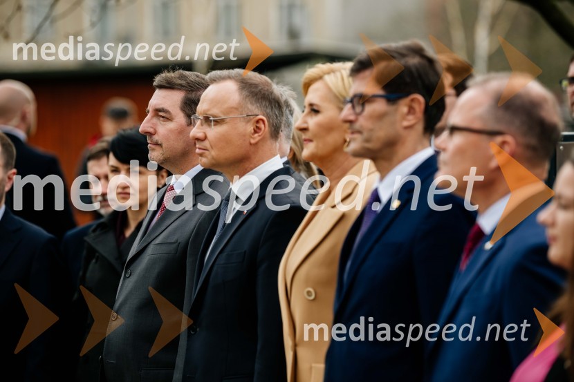 dr. Aleš Musar, lastnik Ruske dače;  Andrzej Duda, predsednik Republike Poljske;  Agata  Kornhauser-Duda;  Matjaž Rakovec, župan Mestne občine KranjV Kranju postavili doprsni kip Prešernovega poljskega sodobnika