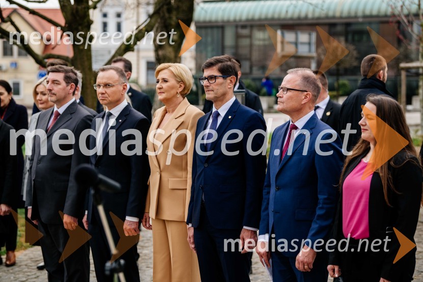 dr. Aleš Musar, lastnik Ruske dače;  Andrzej Duda, predsednik Republike Poljske;  Agata  Kornhauser-Duda;  Matjaž Rakovec, župan Mestne občine Kranj;  Jan Löwhagen, direktor, MAN Truck & Bus Slovenija, d. o. o;  Manja Zorko, podžupanja, Mestna občina KranjV Kranju postavili doprsni kip Prešernovega poljskega sodobnika