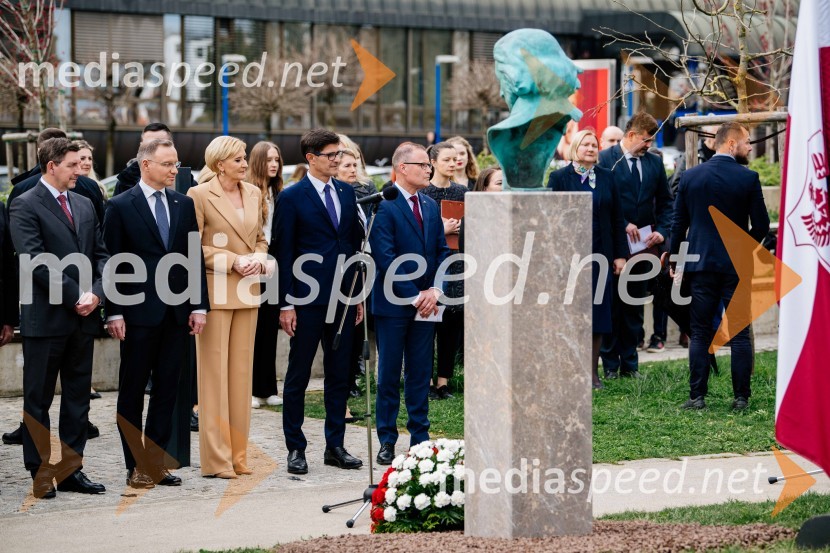 dr. Aleš Musar, lastnik Ruske dače;  Andrzej Duda, predsednik Republike Poljske;  Agata  Kornhauser-Duda;  Matjaž Rakovec, župan Mestne občine Kranj;  Jan Löwhagen, direktor, MAN Truck & Bus Slovenija, d. o. oV Kranju postavili doprsni kip Prešernovega poljskega sodobnika