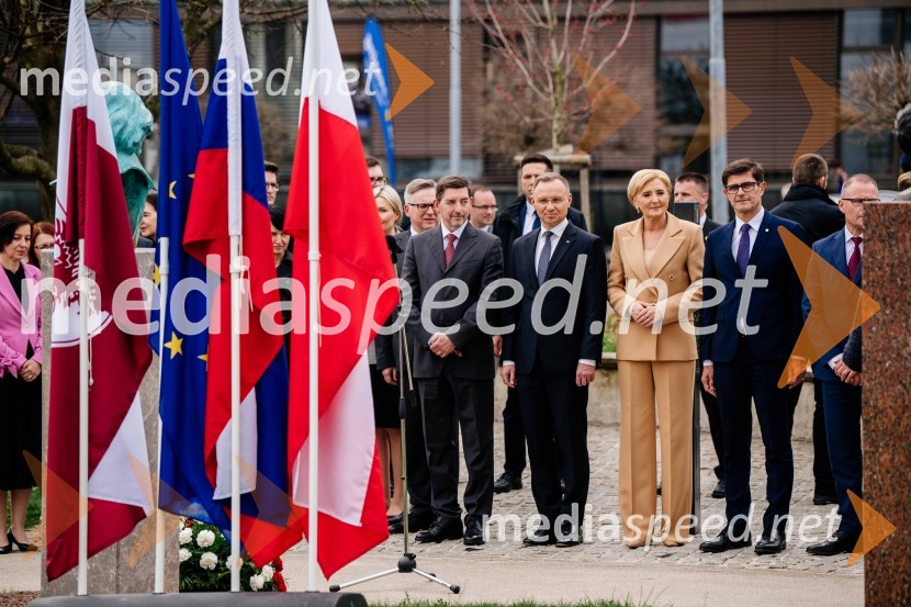 dr. Aleš Musar, lastnik Ruske dače;  Andrzej Duda, predsednik Republike Poljske;  Agata  Kornhauser-Duda;  Matjaž Rakovec, župan Mestne občine KranjV Kranju postavili doprsni kip Prešernovega poljskega sodobnika