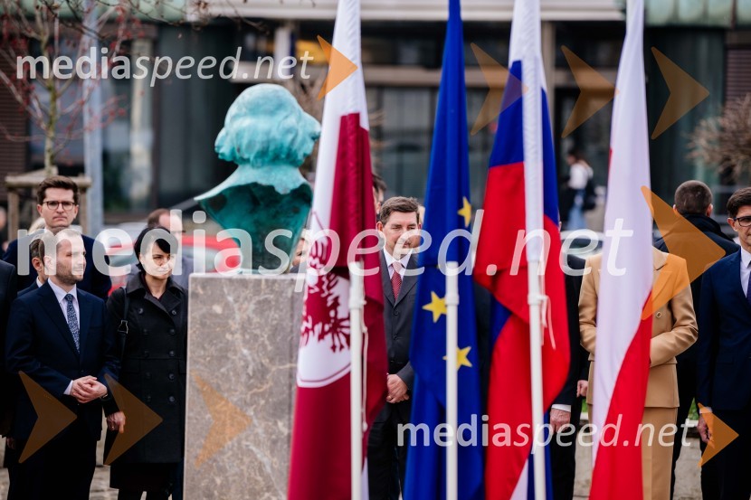 dr. Aleš Musar, lastnik Ruske dačeV Kranju postavili doprsni kip Prešernovega poljskega sodobnika