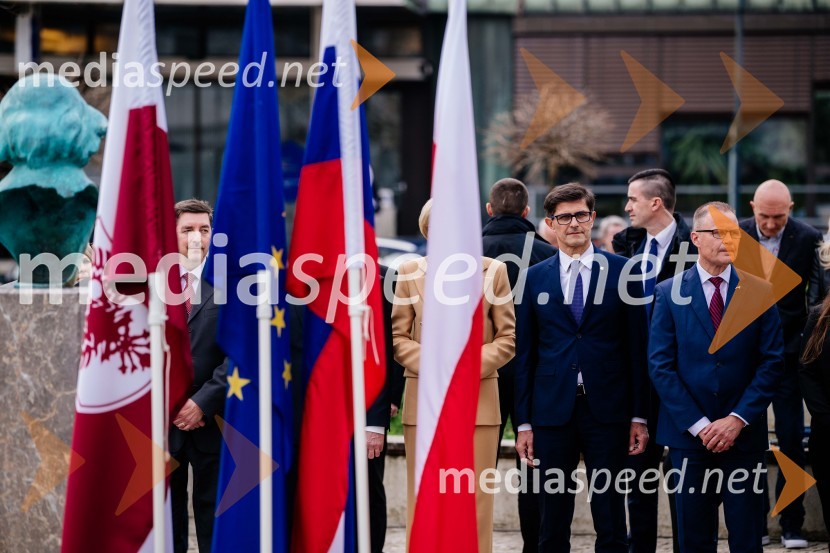  Matjaž Rakovec, župan Mestne občine Kranj;  Jan Löwhagen, direktor, MAN Truck & Bus Slovenija, d. o. oV Kranju postavili doprsni kip Prešernovega poljskega sodobnika