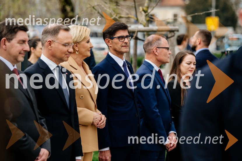  Andrzej Duda, predsednik Republike Poljske;  Agata  Kornhauser-Duda;  Matjaž Rakovec, župan Mestne občine Kranj;  Jan Löwhagen, direktor, MAN Truck & Bus Slovenija, d. o. oV Kranju postavili doprsni kip Prešernovega poljskega sodobnika