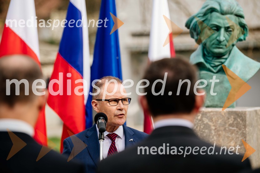  Jan Löwhagen, direktor, MAN Truck & Bus Slovenija, d. o. oV Kranju postavili doprsni kip Prešernovega poljskega sodobnika