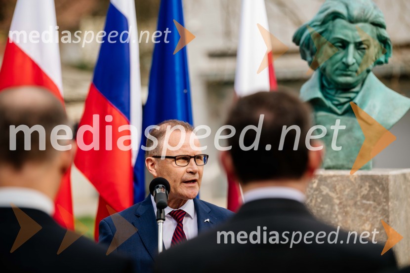  Jan Löwhagen, direktor, MAN Truck & Bus Slovenija, d. o. oV Kranju postavili doprsni kip Prešernovega poljskega sodobnika