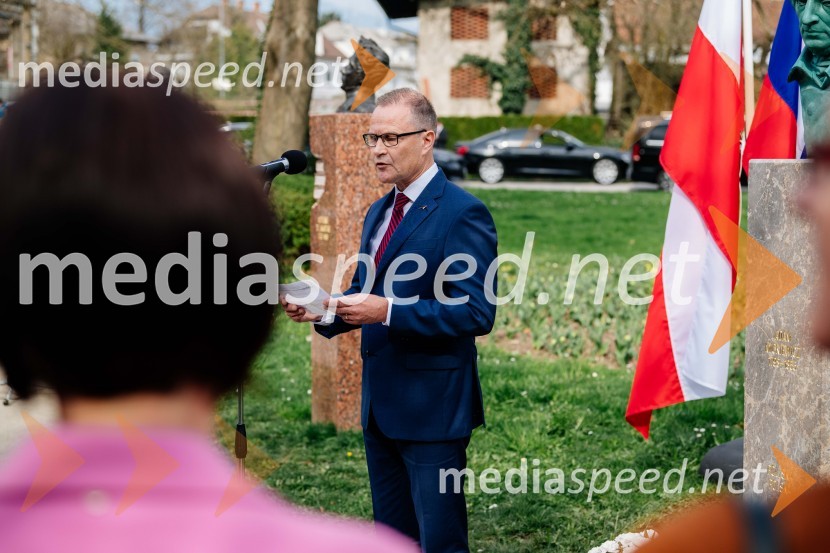  Jan Löwhagen, direktor, MAN Truck & Bus Slovenija, d. o. oV Kranju postavili doprsni kip Prešernovega poljskega sodobnika