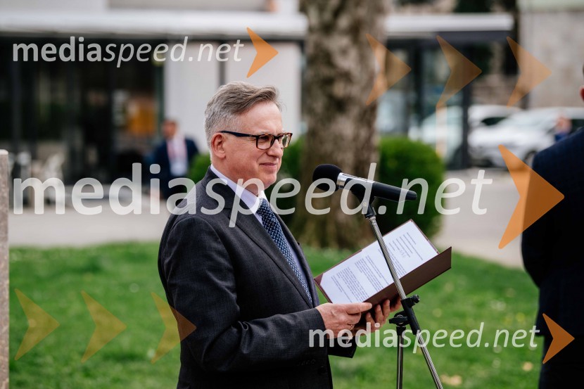  Krzysztof Olendzki, poljski veleposlanikV Kranju postavili doprsni kip Prešernovega poljskega sodobnika