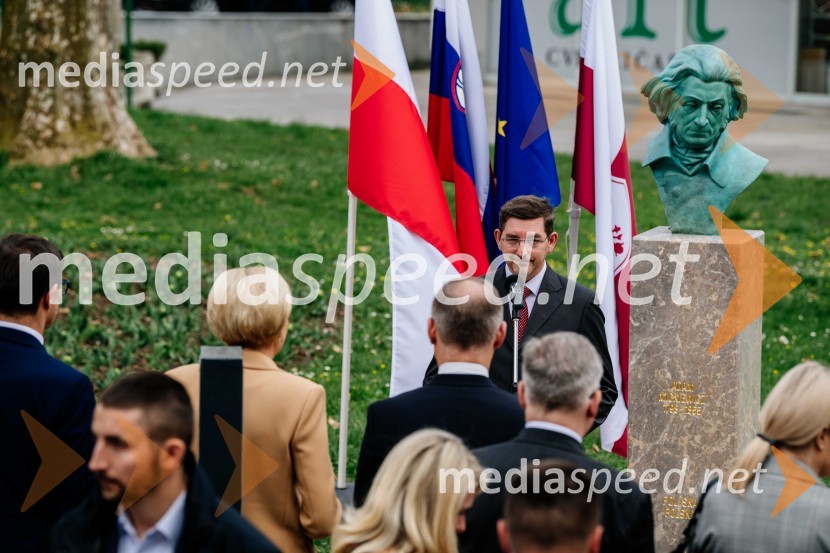 dr. Aleš Musar, lastnik Ruske dačeV Kranju postavili doprsni kip Prešernovega poljskega sodobnika