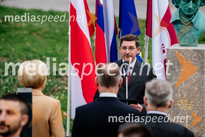 dr. Aleš Musar, lastnik Ruske dačeV Kranju postavili doprsni kip Prešernovega poljskega sodobnika