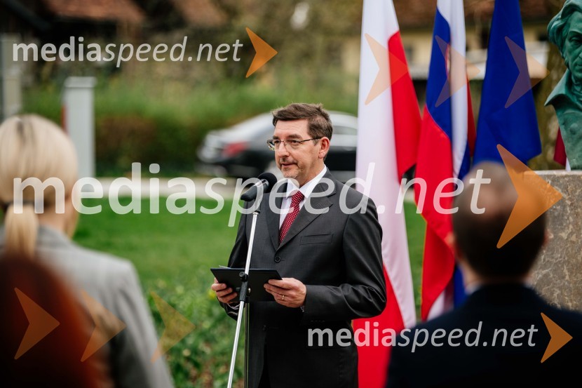 dr. Aleš Musar, lastnik Ruske dačeV Kranju postavili doprsni kip Prešernovega poljskega sodobnika