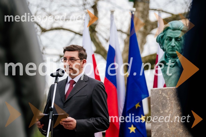 dr. Aleš Musar, lastnik Ruske dačeV Kranju postavili doprsni kip Prešernovega poljskega sodobnika
