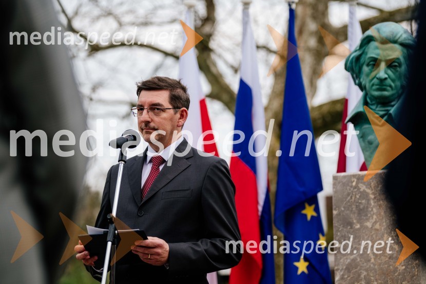 dr. Aleš Musar, lastnik Ruske dačeV Kranju postavili doprsni kip Prešernovega poljskega sodobnika
