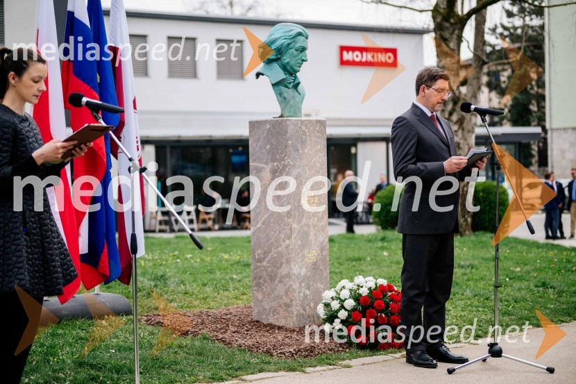 dr. Aleš Musar, lastnik Ruske dačeV Kranju postavili doprsni kip Prešernovega poljskega sodobnika