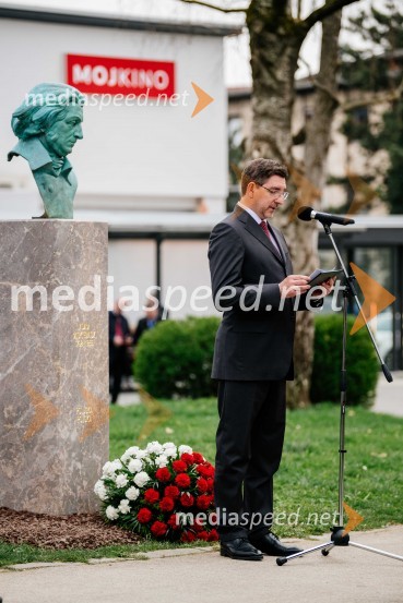 dr. Aleš Musar, lastnik Ruske dačeV Kranju postavili doprsni kip Prešernovega poljskega sodobnika