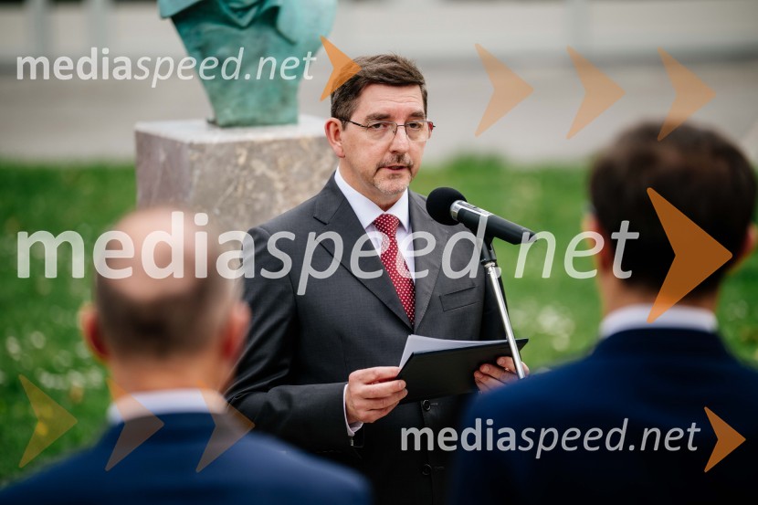 dr. Aleš Musar, lastnik Ruske dačeV Kranju postavili doprsni kip Prešernovega poljskega sodobnika