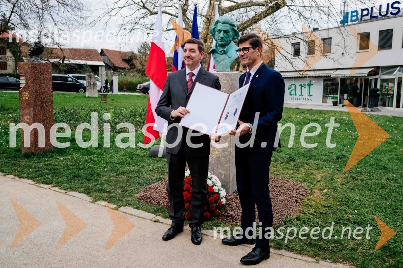 dr. Aleš Musar, lastnik Ruske dače;  Matjaž Rakovec, župan Mestne občine KranjV Kranju postavili doprsni kip Prešernovega poljskega sodobnika