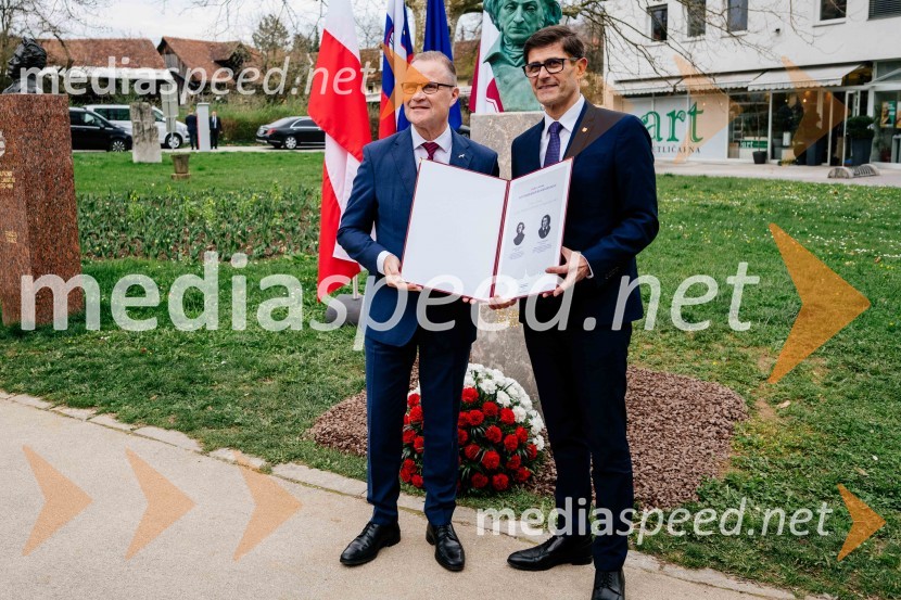  Jan Löwhagen, direktor, MAN Truck & Bus Slovenija, d. o. o;  Matjaž Rakovec, župan Mestne občine KranjV Kranju postavili doprsni kip Prešernovega poljskega sodobnika