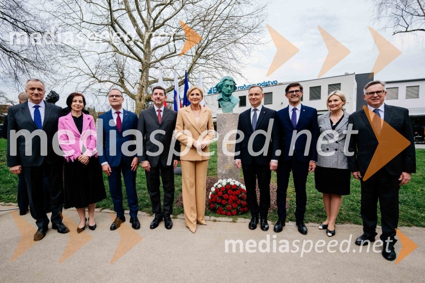  ... ;  ... ;  Jan Löwhagen, direktor, MAN Truck & Bus Slovenija, d. o. o; dr. Aleš Musar, lastnik Ruske dače;  Agata  Kornhauser-Duda;  Andrzej Duda, predsednik Republike Poljske;  Matjaž Rakovec, župan Mestne občine Kranj;  ... ;  Krzysztof Olendzki, poljski veleposlanikV Kranju postavili doprsni kip Prešernovega poljskega sodobnika