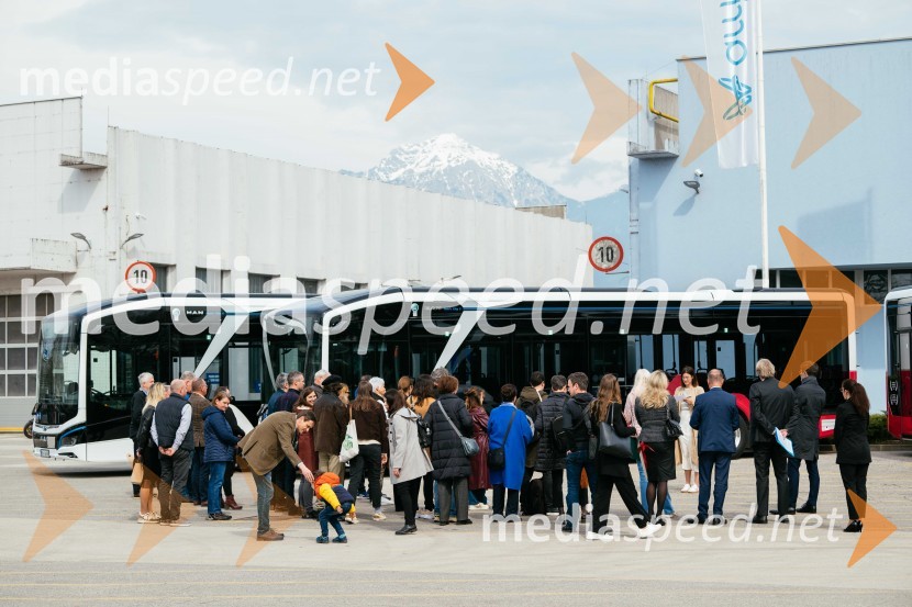 Na kranjskih cestah odslej osem električnih avtobusov