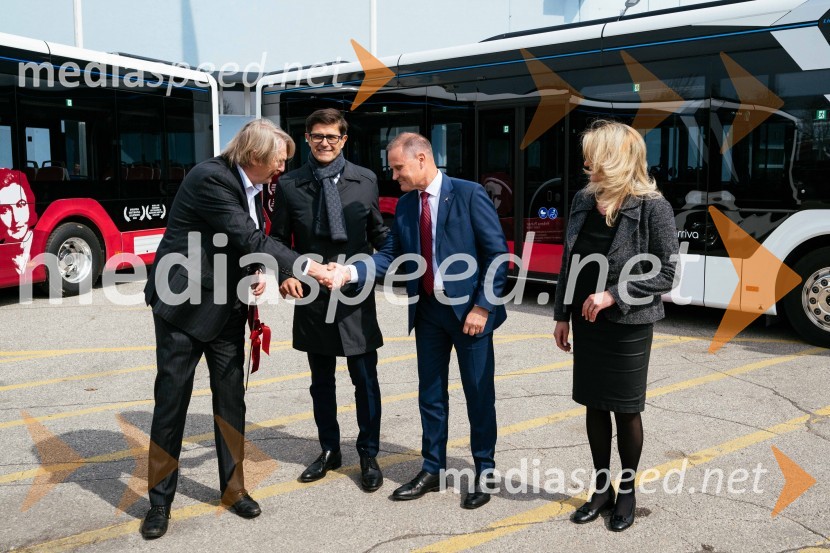  Bo Erik Stig Karlsson, Arriva;  Matjaž Rakovec, župan Mestne občine Kranj;  Jan Löwhagen, direktor, MAN Truck & Bus Slovenija, d. o. o;  ... Na kranjskih cestah odslej osem električnih avtobusov