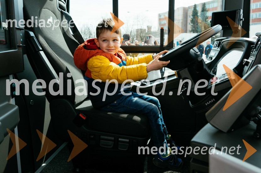 Na kranjskih cestah odslej osem električnih avtobusov