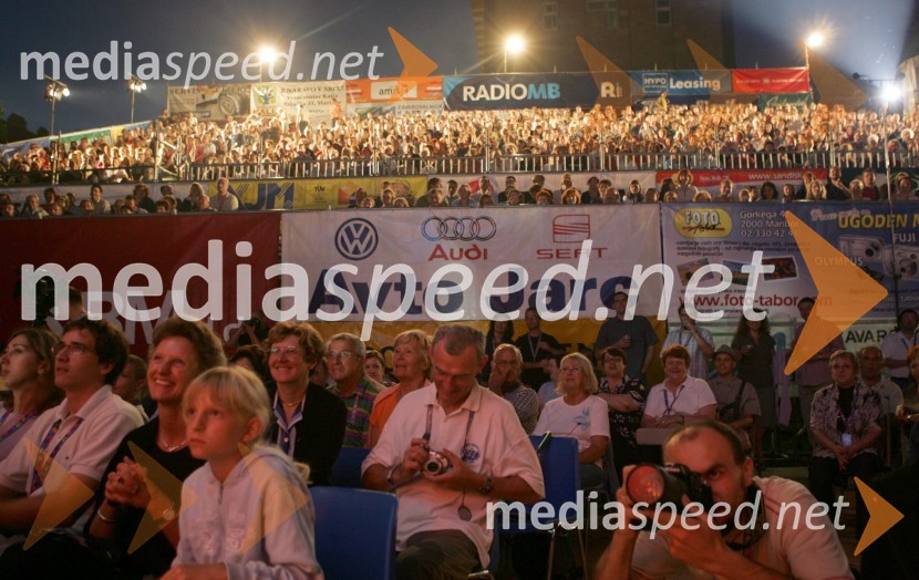 Pogled na polno tribuno glavnega odraFestival Lent