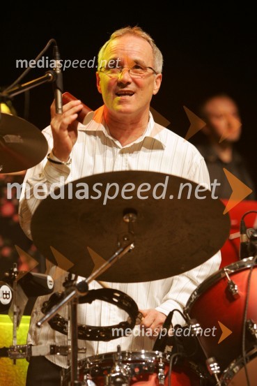 Nenad Šarić, bobnar skupine Novi Fosili in mož Sanje DoležalNovi Fosili, koncert v Dvorani Tabor