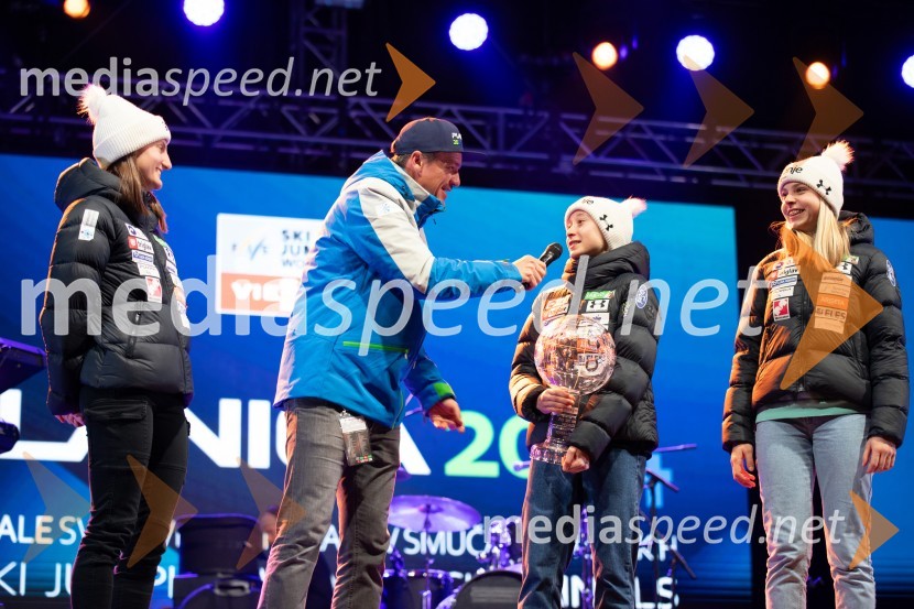  Katra Komar, smučarska skakalka;  Mitja Šeško, moderator prireditev ;  Nika  Prevc, smučarska skakalka;  Taja Bodlaj, smučarska skakalkaPlanica 2024, petkov večerni program Miran Rudan inDESIGN