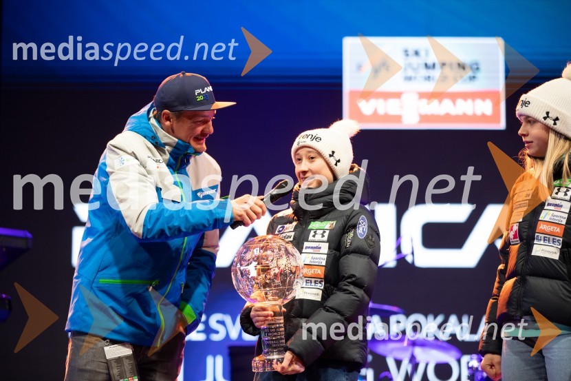  Mitja Šeško, moderator prireditev ;  Nika  Prevc, smučarska skakalkaPlanica 2024, petkov večerni program Miran Rudan inDESIGN