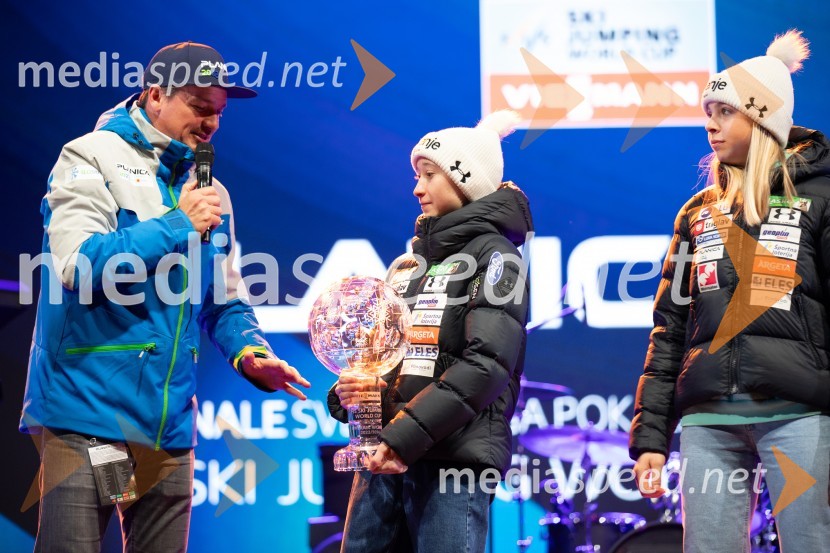  Mitja Šeško, moderator prireditev ;  Nika  Prevc, smučarska skakalka;  Taja Bodlaj, smučarska skakalkaPlanica 2024, petkov večerni program Miran Rudan inDESIGN