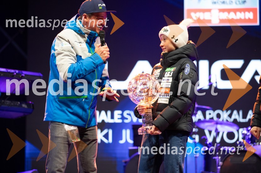  Mitja Šeško, moderator prireditev ;  Nika  Prevc, smučarska skakalkaPlanica 2024, petkov večerni program Miran Rudan inDESIGN