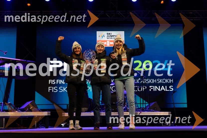  Katra Komar, smučarska skakalka;  Nika  Prevc, smučarska skakalka;  Taja Bodlaj, smučarska skakalkaPlanica 2024, petkov večerni program Miran Rudan inDESIGN