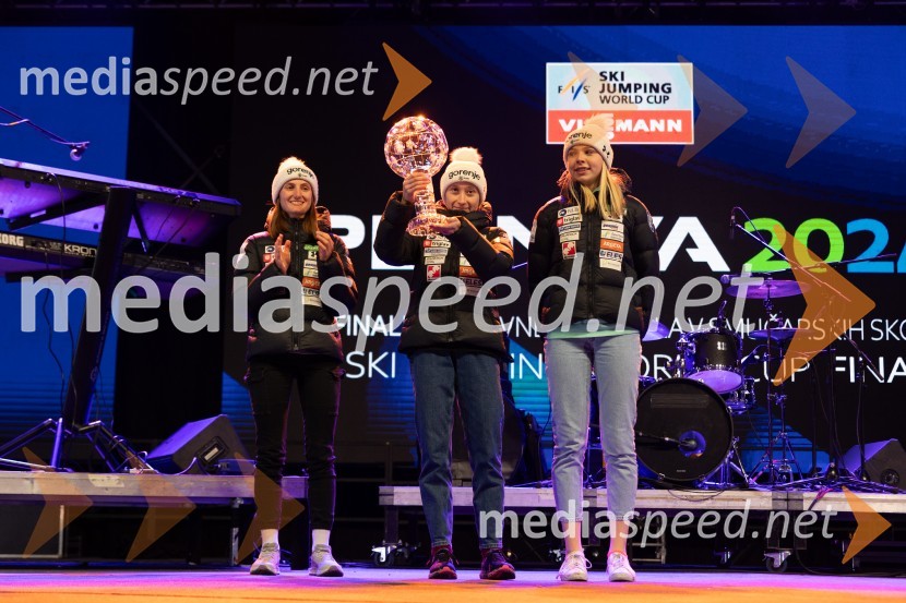  Katra Komar, smučarska skakalka;  Nika  Prevc, smučarska skakalka;  Taja Bodlaj, smučarska skakalkaPlanica 2024, petkov večerni program Miran Rudan inDESIGN