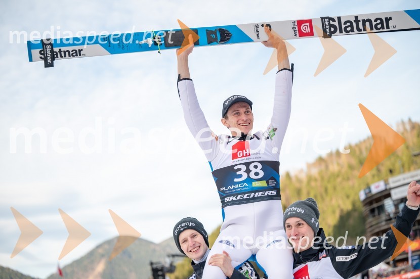  Lovro Kos, smučarski skakalec;  Peter  Prevc, smučarski skakalec;  Domen Prevc, smučarski skakalecPlanica 2024, petek in zmaga Petra Prevca