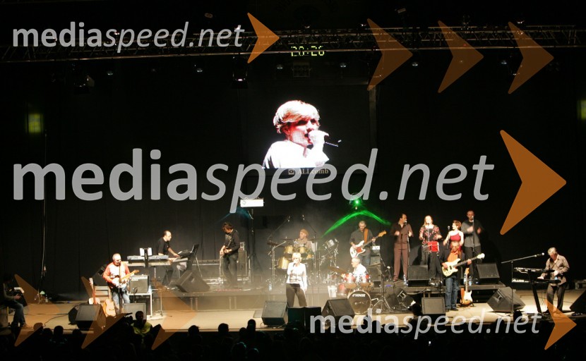 Skupina Novi Fosili na odruNovi Fosili, koncert v Dvorani Tabor
